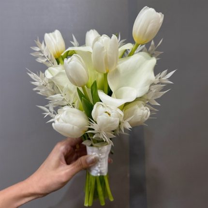 Bó Hoa Cưới Tulip Trắng Mix Calla Lily – Hạnh Phúc Bạch Ngọc Vẹn Tròn
