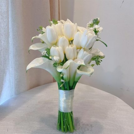 Bó Hoa Cưới Calla Lily Trắng Mix Tulip Trắng – Bến Bờ Hạnh Phúc Ngọt Ngào