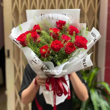 Bó Hoa Hồng Đỏ Cỏ Xinh Tươi Rực Rỡ