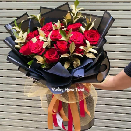 Bó Hoa Hồng Đỏ Lá Gold Rực Rỡ Món Quà Sinh Nhật Ý Nghĩa