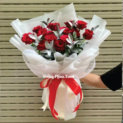 Bó Hoa Hồng Đỏ Kiêu Sa Lá Bạch Kim Sang Trọng