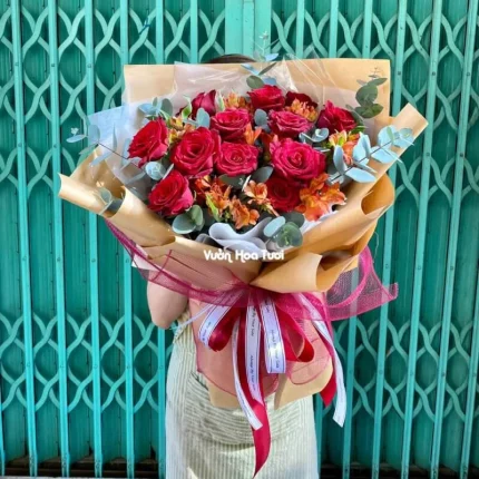 Bó Hồng Đỏ Quyến Rũ Kết Hợp Thủy Tiên Thanh Khiết
