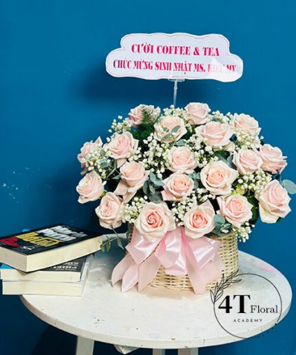 Giỏ Hoa Hồng Kem Dâu – Ngọt Ngào Sắc Màu Yêu Thương
