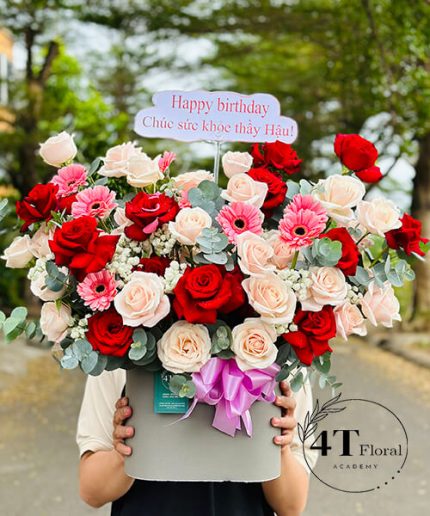 Giỏ Hoa Hồng Kem Mix Hồng Đỏ – Sắc Màu Yêu Thương Nồng Nàn