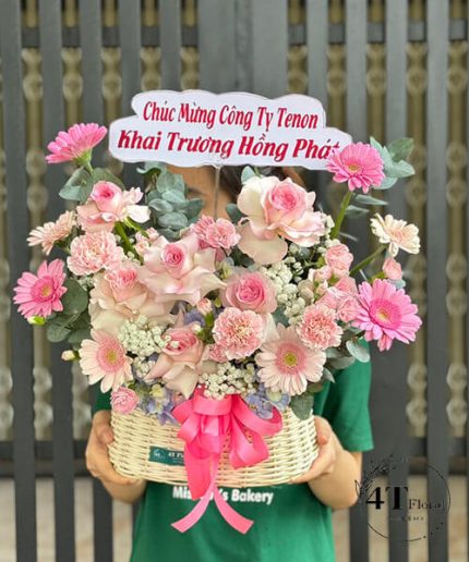 Giỏ Hoa Nhỏ Xinh – Gửi Yêu Thương Dịu Dàng