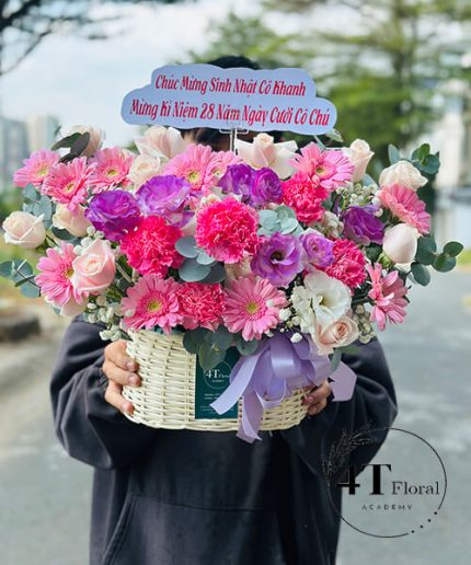 Giỏ Hoa Tone Tím Hồng – Sắc Màu Ngọt Ngào Và Lãng Mạn
