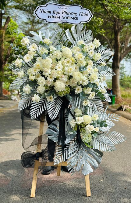 Kệ Hoa Đám Tang Kiểu Mới Đẹp Sang Trọng Tông Trắng – Sự Kính Tiếc Thanh Cao