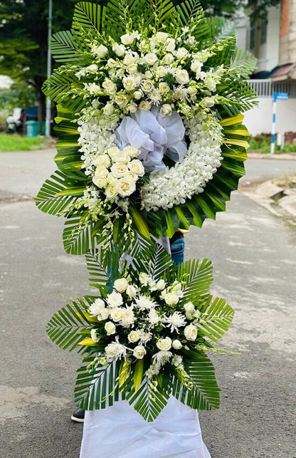 Kệ Hoa Đi Viếng Đẹp Ba Tầng – Gửi Lời Tiễn Biệt Trang Trọng