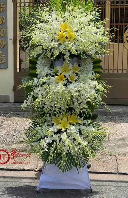 Kệ Hoa Chia Buồn Ba Tầng Nhiều Hoa Sang Trọng – Gửi Trọn Niềm Thương Tiếc