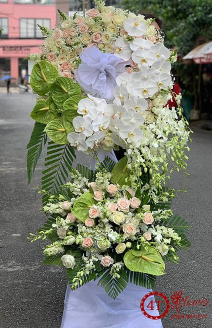 Kệ Hoa Chia Buồn Hồng Kem Và Lan Hồ Điệp Đầy Sự Thương Tiếc – Gửi Lời Tiễn Đưa Trang Trọng