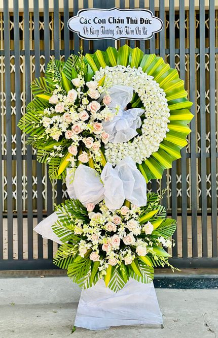 Kệ Hoa Đi Đám Tang Hai Tầng Mix Hồng Kem Đẹp Nhã Nhặn – Sắc Hoa Trang Nhã Tiễn Biệt