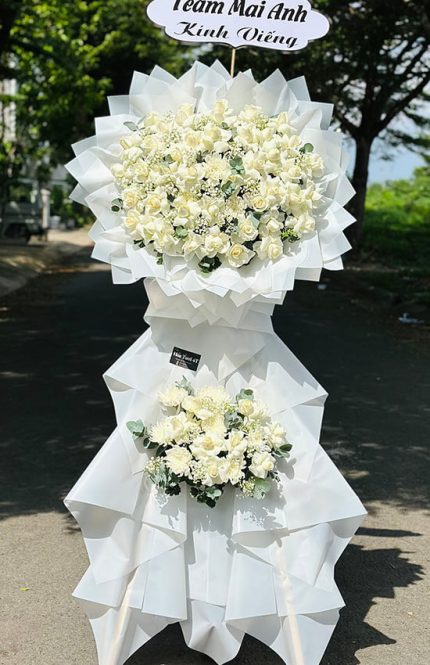 Kệ Hoa Viếng Hồng Trắng Hai Tầng – Sắc Trắng Thành Kính