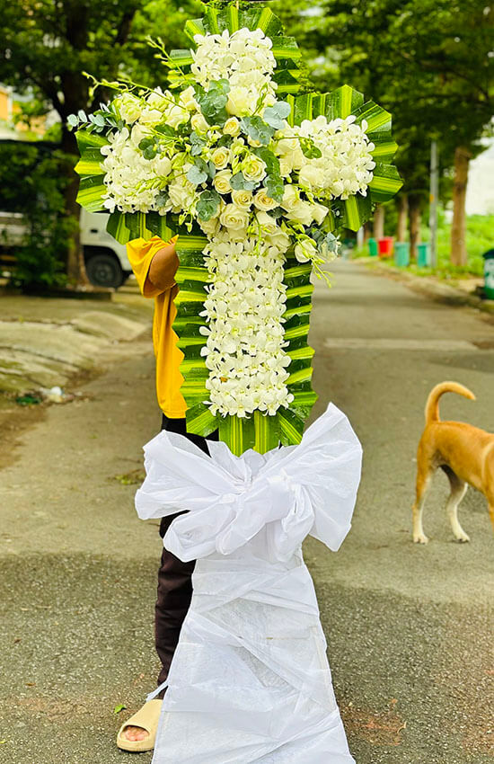 Kệ Hoa Viếng Thánh Giá Đẹp – Sẻ Chia Nỗi Đau, Tiễn Biệt Ý Nghĩa Kệ Hoa Viếng Thánh Giá Đẹp - Sẻ Chia Nỗi Đau, Tiễn Biệt Ý Nghĩa - Ảnh 1