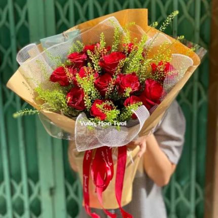 Bó Hoa Hồng Đỏ Rực Rỡ Phối Cỏ Đồng Tiền Sang Trọng