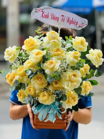 Giỏ Hoa Hồng Vàng Cô Nàng Thanh Lịch – Gửi Trao Yêu Thương