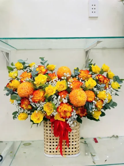 Giỏ Hoa Hồng Vàng Để Bàn Tinh Tế - Sắc Vàng Cam Ấm Áp, Điểm Nhấn Không Gian Sang Trọng