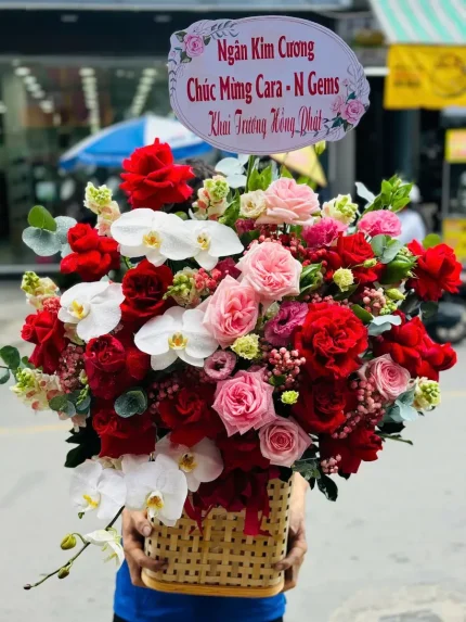 Giỏ Hoa Hồng Lan Trắng Ánh Sáng Diệu Kỳ – Sắc Đỏ Hồng Lan Tỏa, Ý Nghĩa Đong Đầy
