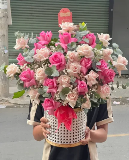 Giỏ Hoa Hồng Blooming Happiness – Sắc Hồng Trắng Ngọt Ngào