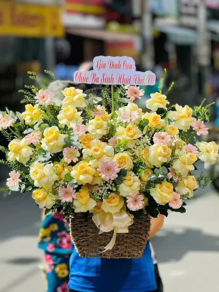 Giỏ Hoa Hồng Vàng Khúc Ca Yêu Đời – Sắc Vàng Hạnh Phúc, Tỏa Nắng Yêu Thương