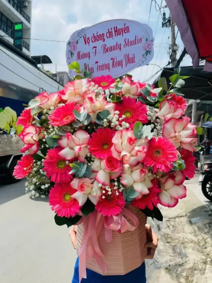 Giỏ Hoa Hồng Bướm Lượn Vườn Hoa – Sắc Hồng Song Hỉ Ngọt Ngào, Rực Rỡ Yêu Thương