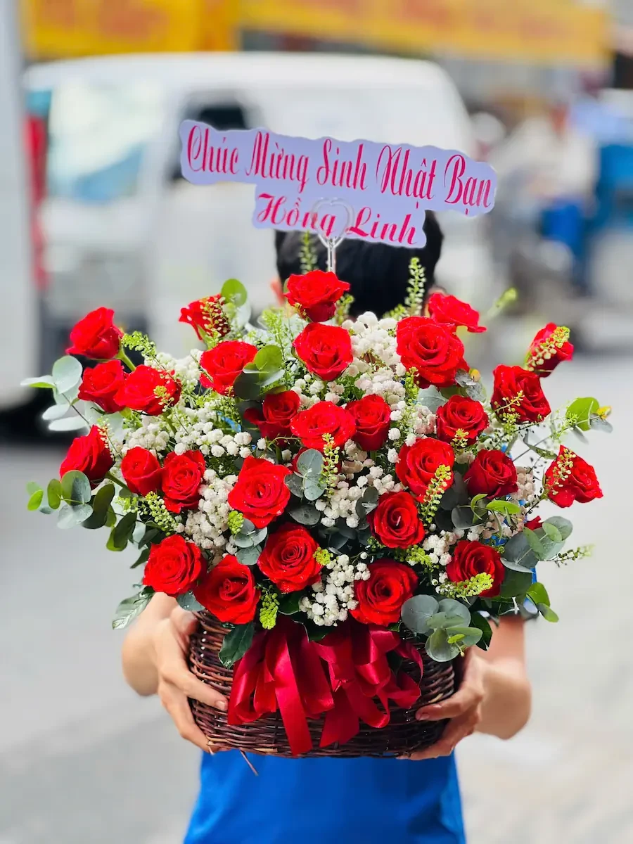 Giỏ Hoa Hồng Đỏ Trái Tim Trao Gửi – Sắc Đỏ Tinh Khôi, Yêu Thương Nồng Nàn Giỏ Hoa Hồng Đỏ Trái Tim Trao Gửi - Sắc Đỏ Tinh Khôi, Yêu Thương Nồng Nàn - Ảnh 1