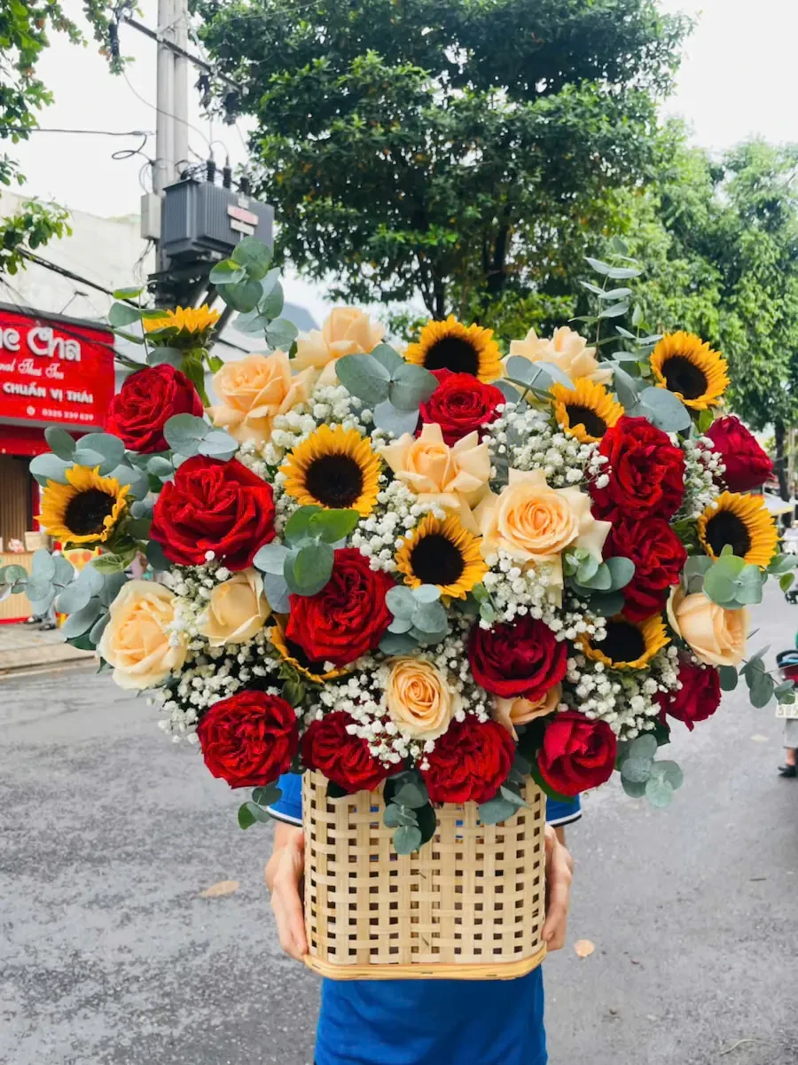 Giỏ Hoa Hồng Hướng Dương Tốt Nghiệp Thành Công – Chúc Mừng Thành Đạt Giỏ Hoa Hồng Hướng Dương Tốt Nghiệp Thành Công - Chúc Mừng Thành Đạt - Ảnh 1