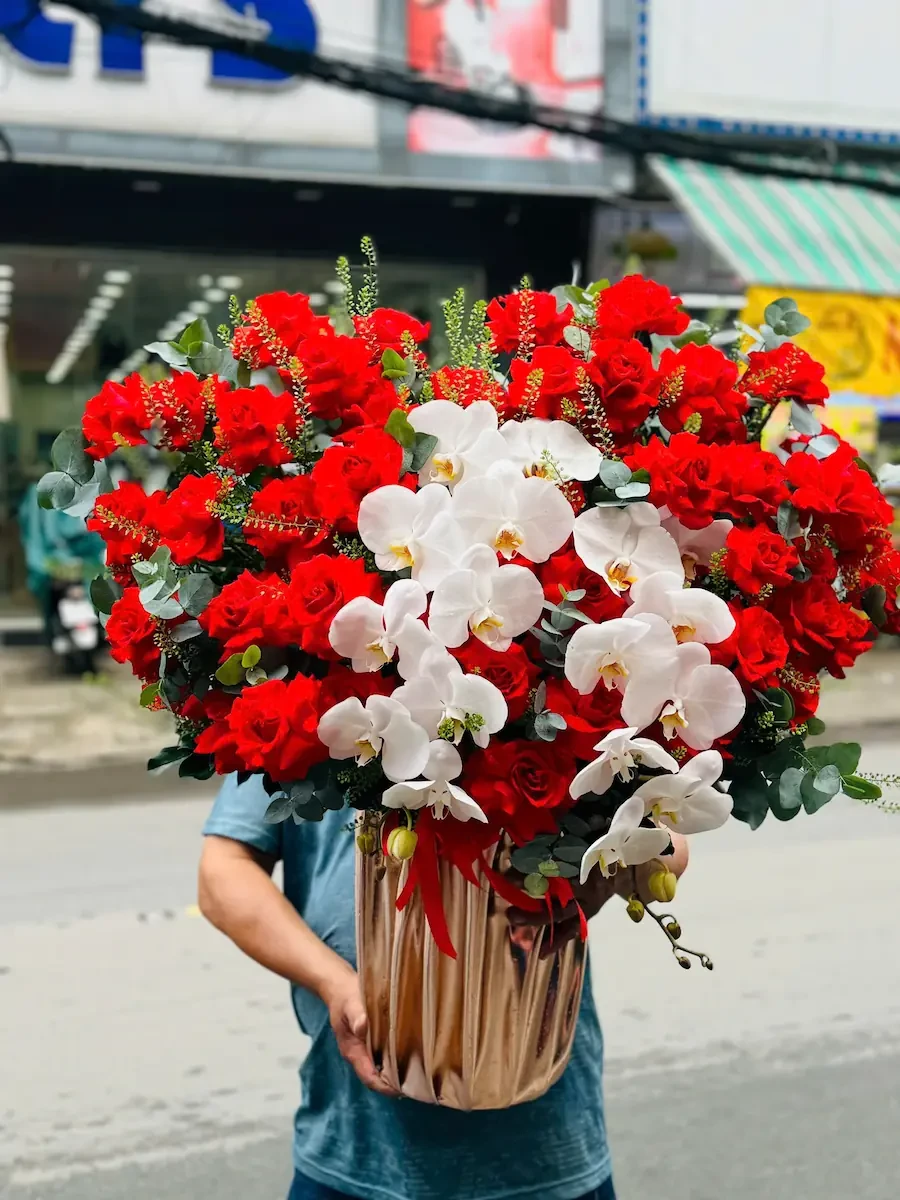 Giỏ Hoa Hồng Đỏ Khúc Ca Hạnh Phúc – Sắc Đỏ Yêu Thương, Lan Tỏa Niềm Vui Giỏ Hoa Hồng Đỏ Khúc Ca Hạnh Phúc - Sắc Đỏ Yêu Thương, Lan Tỏa Niềm Vui - Ảnh 1