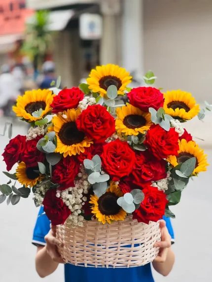 Giỏ Hoa Hồng Đỏ Hướng Dương Điều Ước Của Em – Rực Rỡ Sắc Vàng Đỏ