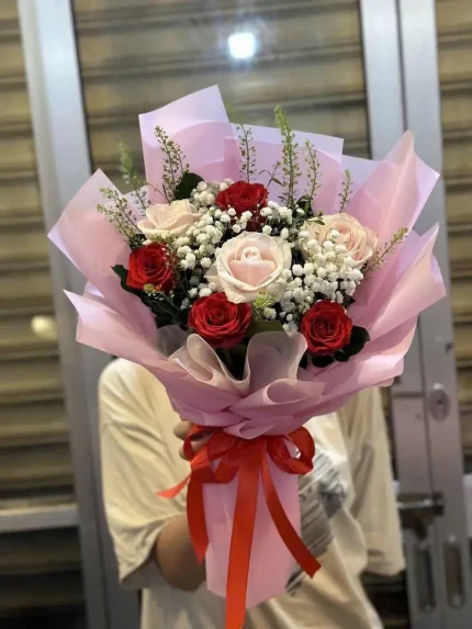 Bó Hoa Hồng Gửi Tặng Sếp - Rực Rỡ Đỏ Kem, Thanh Lịch Và Sang Trọng